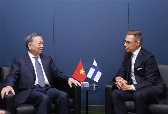 Le dirigeant To Lam (gauche) rencontre le président finlandais, Alexander Stubb. Photo : VNA 1.jpg