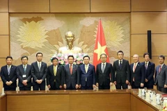 Le président de l'AN Vuong Dinh Hue reçoit une délégation de Keidanren