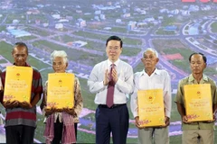 Le président Vo Van Thuong assiste au programme "Printemps à la frontière" à Kiên Giang