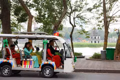 Entrée en service d'une ligne de voitures électriques Hoan Kiêm - Cité impériale de Thang Long