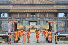 La cérémonie "Ban Soc" de la dynastie des Nguyên reconstituée à l’ouverture du Festival de Huê 2024