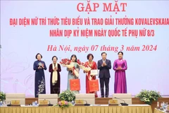  Le vice-Premier ministre Lê Minh Khai félécite des intellectuelles exemplaires 