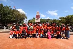 Des Vietnamiens d'outre-mer visitent Truong Sa et la plate-forme DK1