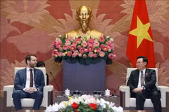 Le président de l'AN Vuong Dinh Hue reçoit l'ambassadeur du Royaume-Uni au Vietnam