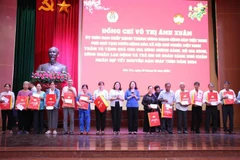 Cadeaux du Têt de la vice-présidente Vo Thi Anh Xuan aux personnes défavorisées de Ben Tre