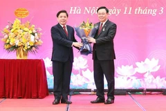 Remise de l'Insigne des "40 ans du Parti" au président de l'AN Vuong Dinh Hue