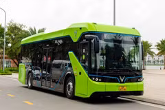 Hanoï poursuit l'électrification du réseau de bus urbains