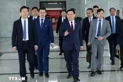 Vuong Dinh Hue se rend dans la zone pilote de libre-échange de Shanghai (Chine)