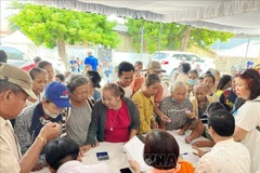 Ho Chi Minh-Ville organise des examens médicaux pour des personnes défavorisées au Laos