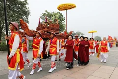 La procession de palanquins vers le temple des rois Hùng 