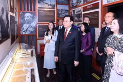Le président de l'AN visite le Site des reliques du Président Ho Chi Minh à Kunming