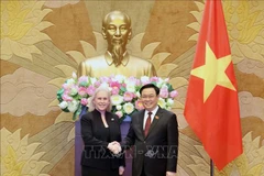 Le président de l’AN Vuong Dinh Huê reçoit la sénatrice américaine Kirsten Gillibrand