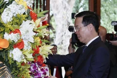 Le président offre de l'encens pour commémorer le Président Ho Chi Minh à Nghe An