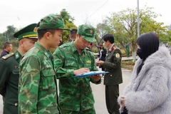 Accueil de 69 citoyens vietnamiens à la porte frontière de Tay Trang