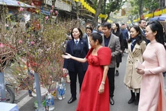 Les épouses du président vietnamien et de son homologue philippine visitent le vieux quartier de Hanoï