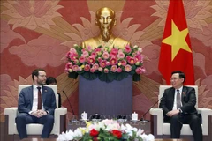 Le président de l'AN Vuong Dinh Hue reçoit l'ambassadeur du Royaume-Uni au Vietnam