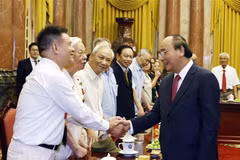 Le président Nguyen Xuan Phuc rencontre d’anciens gardiens de l'Oncle Hô