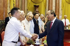 Le président Nguyen Xuan Phuc rencontre d’anciens gardiens de l'Oncle Hô