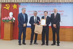 Le médecin Phu Chi Dung honoré par l'Université Grenoble Alpes