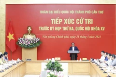 Le Premier ministre Pham Minh Chinh travaille avec des électeurs de la ville de Can Tho