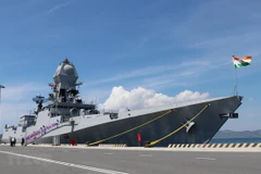 Deux navires de la Marine indienne en visite au Vietnam
