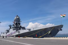 Deux navires de la Marine indienne en visite au Vietnam