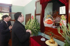 Le chef de l’Assemblée nationale rend hommage au Président Hô Chi Minh