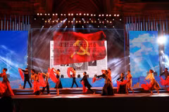 Programme artistique marquant l’anniversaire du Parti à Ho Chi Minh-Ville