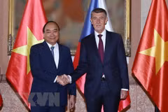 La presse tchèque: la visite du PM vietnamien crée une motivation à la coopération bilatérale