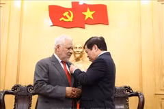 L'ambassadeur du Venezuela reçoit l'insigne de l'Académie nationale de politique Ho Chi Minh
