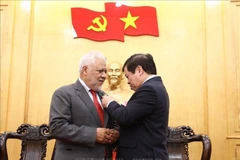 L'ambassadeur du Venezuela reçoit l'insigne de l'Académie nationale de politique Ho Chi Minh