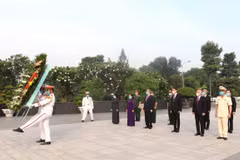 Réunification nationale: des dirigeants de HCM-Ville rendent hommage aux morts pour la Patrie