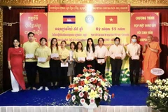 Remise de bourses d'études à des étudiants cambodgiens à Ho Chi Minh-Ville