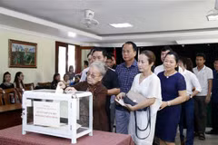 Des Vietnamiens au Laos au chevet des sinistrés des crues au Centre