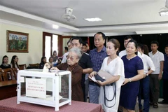 Des Vietnamiens au Laos au chevet des sinistrés des crues au Centre