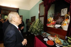 Le secrétaire général du Parti Nguyên Phu Trong rend hommage au Président Hô Chi Minh