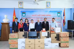 Le président du CC du FPV rend visite à l'école bilingue vietnamo-lao Nguyên Du
