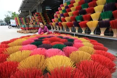 Au royaume coloré des bâtonnets d’encens de Thuy Xuân
