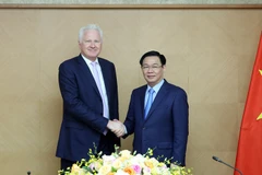 Le vice-Premier ministre Vuong Dinh Hue reçoit le président du groupe Clermont