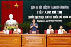 Le président de l’Assemblée nationale rencontre des électeurs à Hai Phong