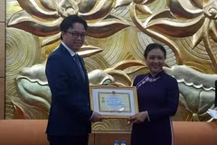 Insigne "Pour la paix et l'amitié entre les nations" à l'ambassadeur du Cambodge au Vietnam