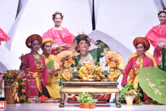 Quand les costumes de "hau dong" défilent sur le catwalk