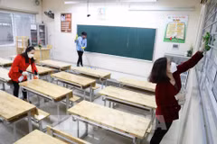 Hanoï: les écoles peuvent organiser les cours en présentiel pour les élèves de plusieurs classes