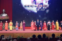 Le PM Nguyen Xuan Phuc rencontre les représentantes des mères héroïnes