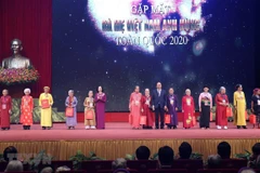 Le PM Nguyen Xuan Phuc rencontre les représentantes des mères héroïnes