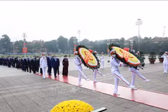 90 ans de la fondation du CC du FPV : hommage des hauts dirigeants au Président Hô Chi Minh
