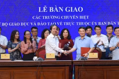 Le ministère de l'Éducation et de la Formation remet des écoles au Comité des affaires ethniques