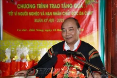 Le PM Nguyen Xuan Phuc offre des cadeaux aux personnes méritantes à Dak Nong