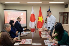 Le président de l'Association des Vietnamiens de Saitama, Pham Dinh Thuong, souligne qu'il continuerait à aider les sinistrés à surmonter les conséquences du typhon Yagi. Photo: VNA