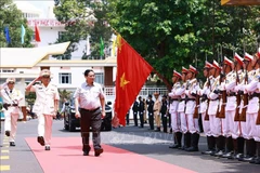 Le Premier ministre Pham Minh Chinh rend visite à la Police provinciale de Dak Lak. Photo: VNA